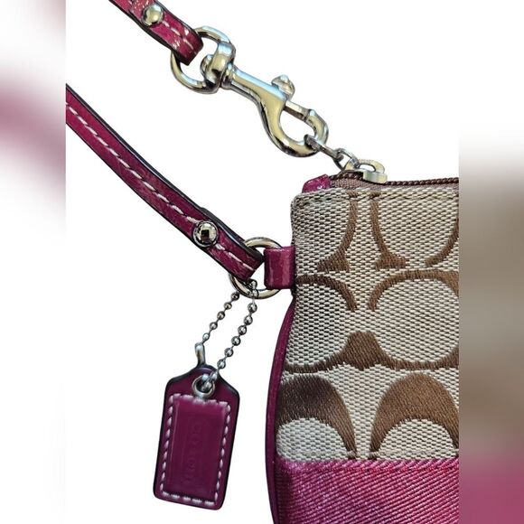Coach Signature Crossgrain Wristlet, New With Out Tags - Picture 5 of 5